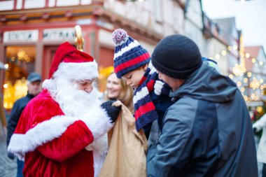 Baba ve Noel Baba Noel piyasasında küçük yürümeye başlayan çocuk