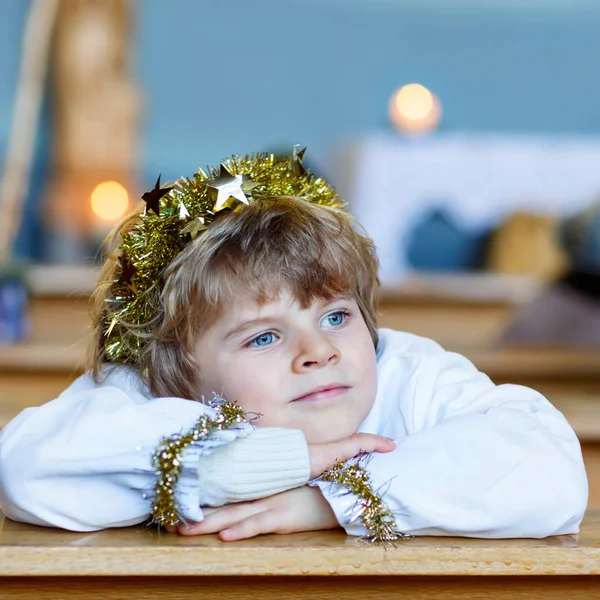 Kleiner Junge spielt Weihnachtsengel in der Kirche — Stockfoto