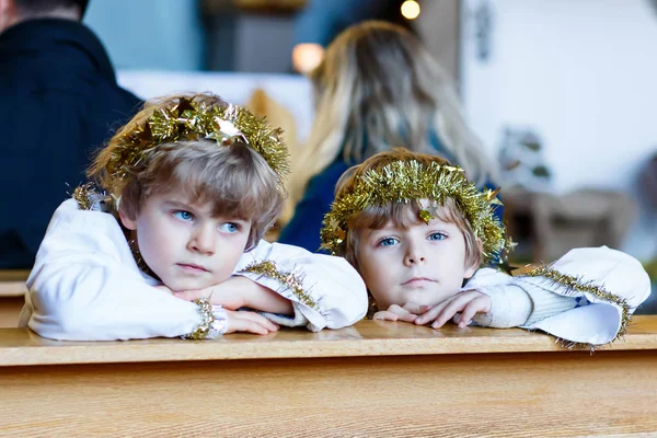 如天使般的圣诞故事在教会中的两个小男孩 — 图库照片