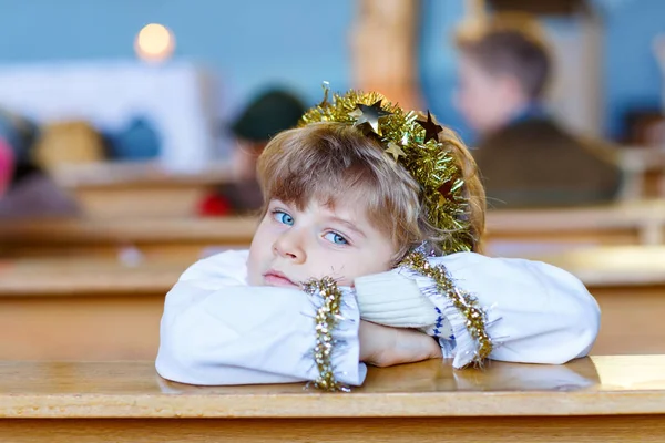 Malý kluk hraje anděl Vánoční příběh v kostele — Stock fotografie