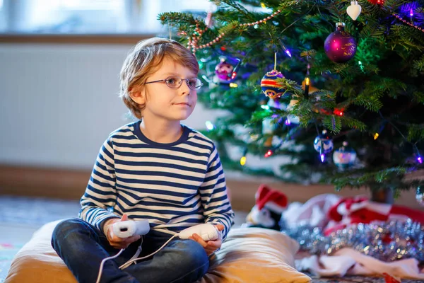Kleiner Junge spielt an Weihnachten Videospielkonsole — Stockfoto