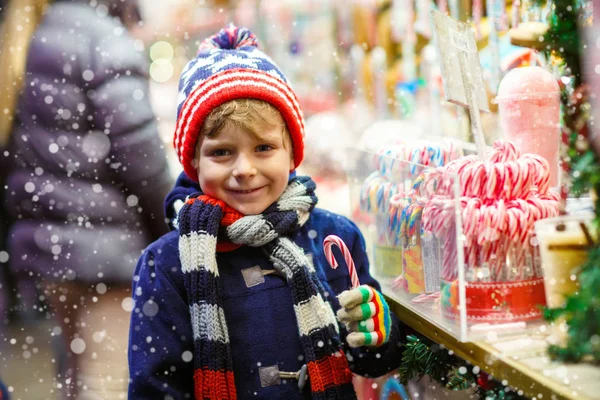 Mały chłopiec dziecko z trzciny cukrowej candy stanąć na Jarmark Bożonarodzeniowy — Zdjęcie stockowe