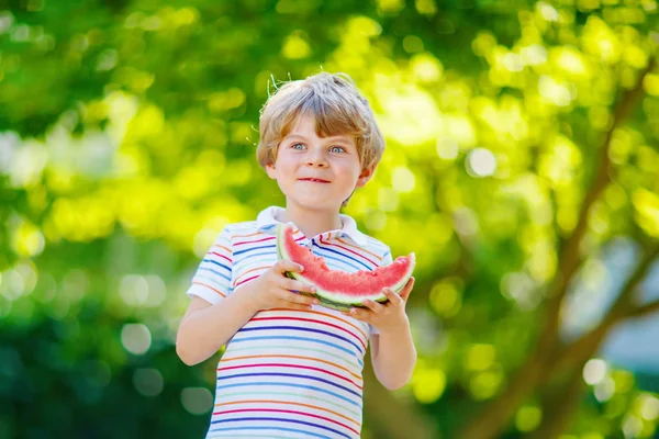 夏にスイカを食べる幼児子供男の子 — ストック写真