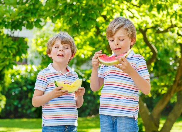 Två små förskola barn pojkar äta vattenmelon på sommaren — Stockfoto