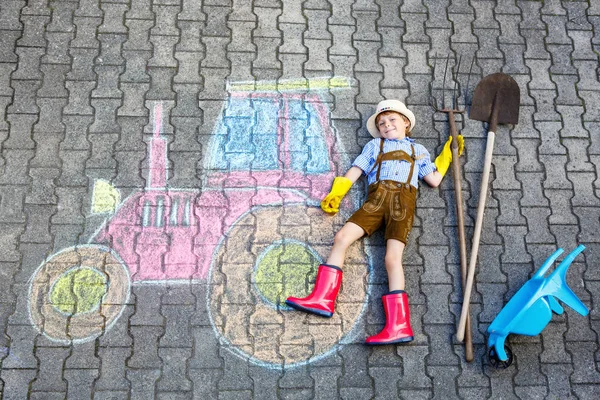 Mały chłopiec dziecko zabawy z ciągnika chalks obraz — Zdjęcie stockowe