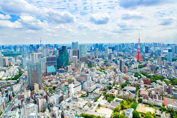 Pohled shora na Tokyo Tower s mrakodrapy v Japonsku — Stock fotografie