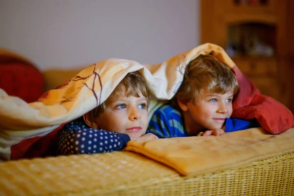 Malé dítě chlapce, sledování televize a těší karikatury — Stock fotografie