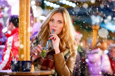 Alman noeli piyasada sıcak panç içiyoruz kadın.