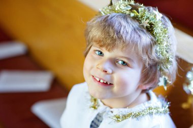 Noel hikaye kilisede bir melek oynarken küçük çocuk çocuk