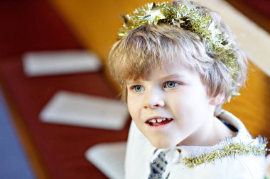 Noel hikaye kilisede bir melek oynarken küçük çocuk çocuk