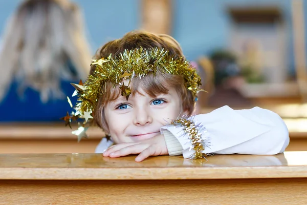 小小孩男孩玩圣诞故事在教会里的天使 — 图库照片