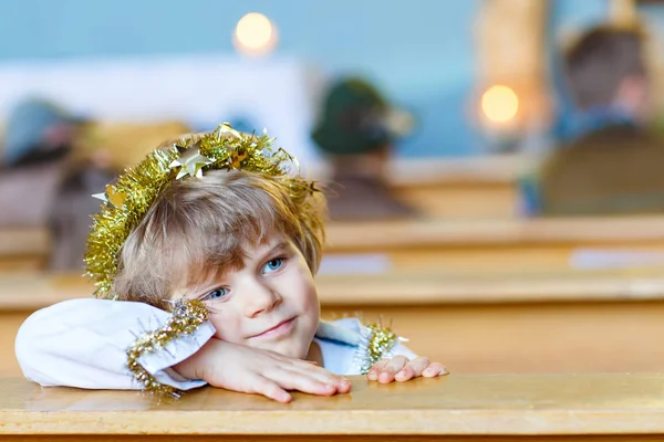 Kleiner Junge spielt Weihnachtsengel in der Kirche — Stockfoto