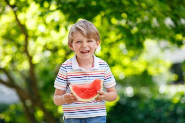 Yaz aylarında karpuz yeme küçük okul öncesi çocuk çocuk