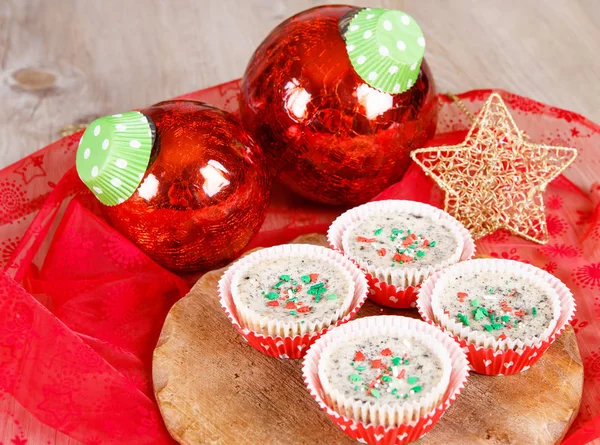 Christmas cookies and cream cheesecakes in muffin forms — Stock Photo, Image