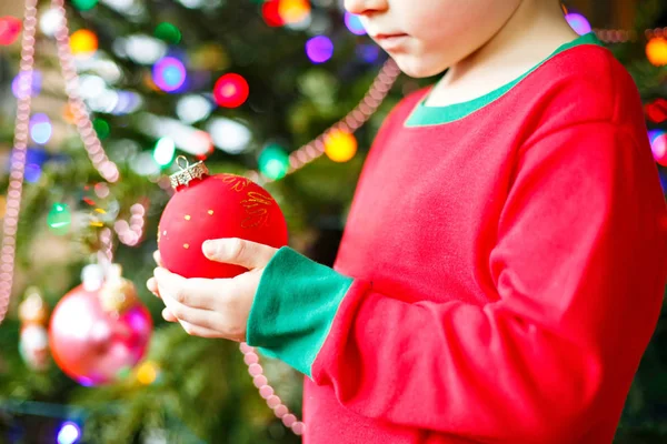 Barn dekorera julgranen med bollar — Stockfoto