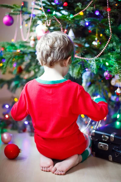 Criança decorando a árvore de Natal com bolas — Fotografia de Stock