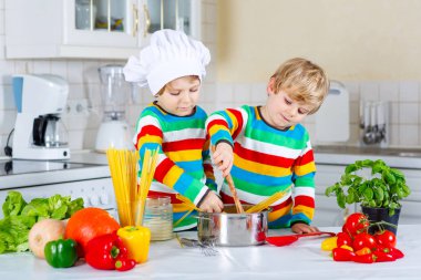 İki küçük sebzeli makarna pişirme çocuklar çocuk