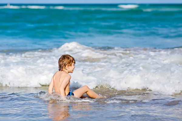Little blond kid boy having fun on ocean beach in Florida — Stock Photo, Image