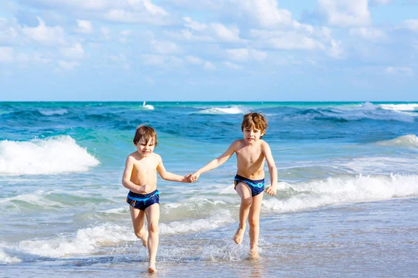Ocean beach Florida üzerinde çalışan iki çocuk çocuklar — Stok fotoğraf