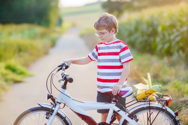 Sjoel jongen jongen met plezier met paardrijden van fiets — Stockfoto