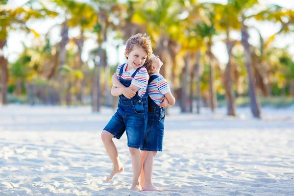 Two little kids boys having fun on tropical beach — Stock Photo, Image