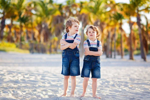 Dwójka małych chłopców bawiących się na tropikalnej plaży — Zdjęcie stockowe