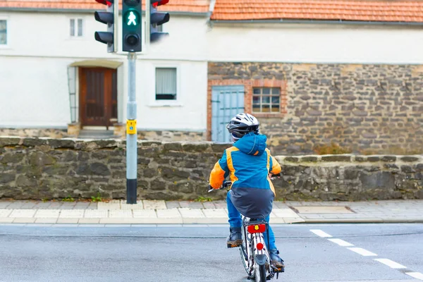 Kleiner Junge im Vorschulalter fährt Fahrrad — Stockfoto