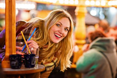 Alman noeli piyasada sıcak panç içiyoruz kadın.