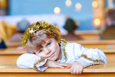 küçük çocuk çocuk Noel arifesinde kilisede