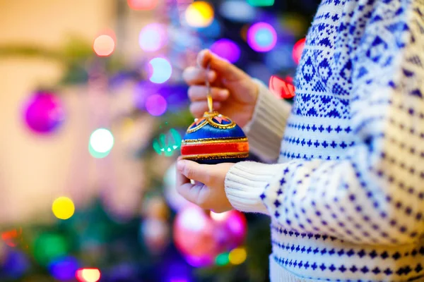 Bambino che decora l'albero di Natale con le palle — Foto Stock