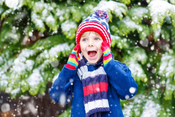 Ευτυχισμένο παιδί που διασκεδάζει με το χιόνι το χειμώνα. — Φωτογραφία Αρχείου