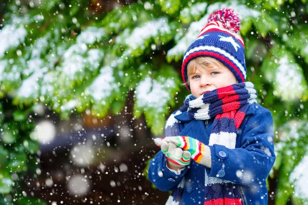 快乐的小男孩，冬天在雪地里玩耍 — 图库照片