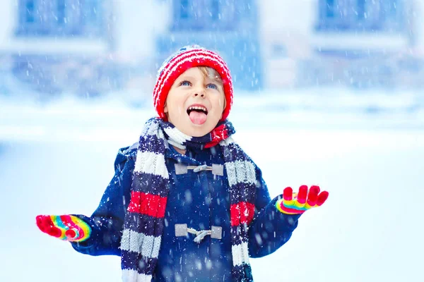 Gelukkig kid jongen hebben plezier met sneeuw in de winter — Stockfoto