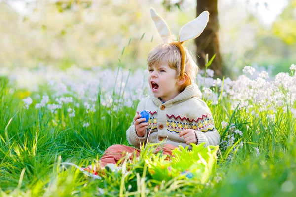 Petit garçon enfant s'amuser avec la chasse traditionnelle aux œufs de Pâques — Photo