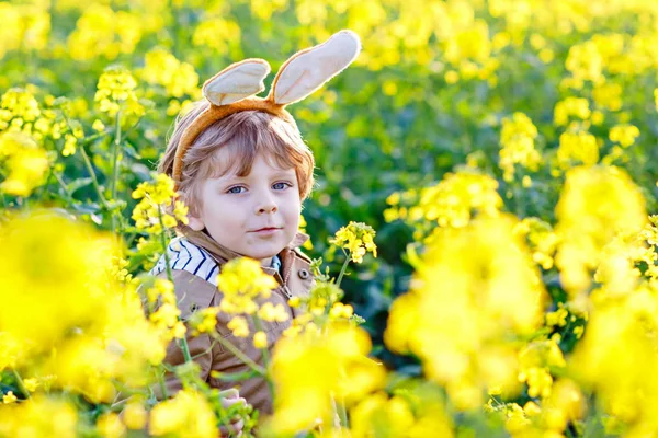 Niño divirtiéndose con la tradicional caza de huevos de Pascua — Foto de Stock