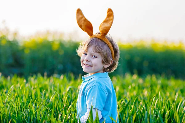 Kleiner Junge hat Spaß bei traditioneller Ostereiersuche — Stockfoto