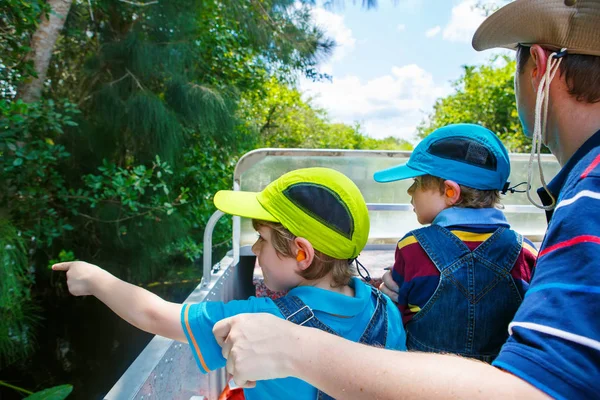 少し男の子とエバーグレーズ公園の空気ボート ツアーを作る父を子供 2 人 — ストック写真
