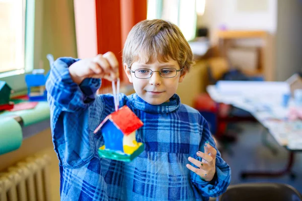 Mały chłopiec dziecko szkoły kolorowanka Karmnik z akwarele w okularach — Zdjęcie stockowe