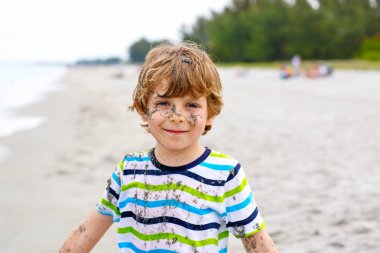 okyanus plaj üzerinde çalışan küçük çocuk çocuk