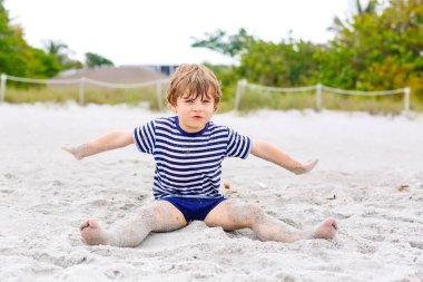 okyanus plaj üzerinde çalışan küçük çocuk çocuk