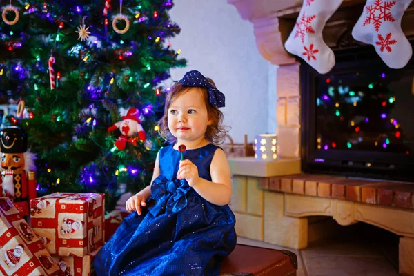 Adorable niña pequeña celebrando las vacaciones de Navidad en casa — Foto de Stock