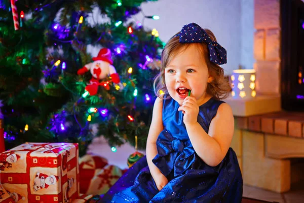 Urocza dziewczynka dziecko obchodzi Boże Narodzenie w domu — Zdjęcie stockowe