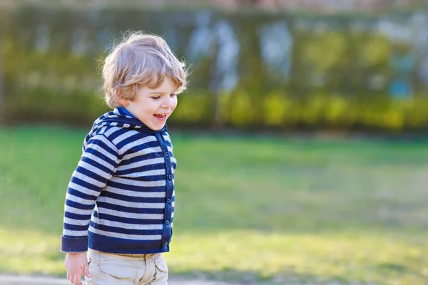 Retrato de niño pequeño divirtiéndose en el patio al aire libre —  Fotos de Stock