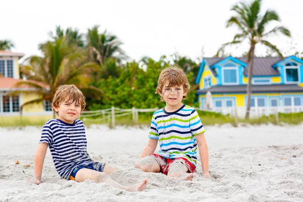 Dwóch chłopców kid, budowanie zamku z piasku na tropikalnej plaży — Zdjęcie stockowe