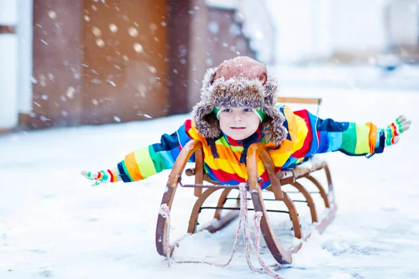 Liten unge pojke njuter slädtur på vintern — Stockfoto