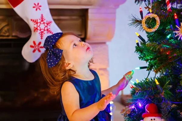 Entzückendes kleines Mädchen, das zu Hause Weihnachten feiert — Stockfoto