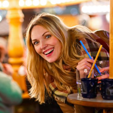 Alman noeli piyasada sıcak panç içiyoruz kadın.