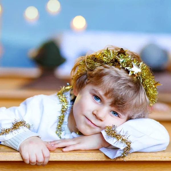 Menino na igreja na véspera de Natal — Fotografia de Stock