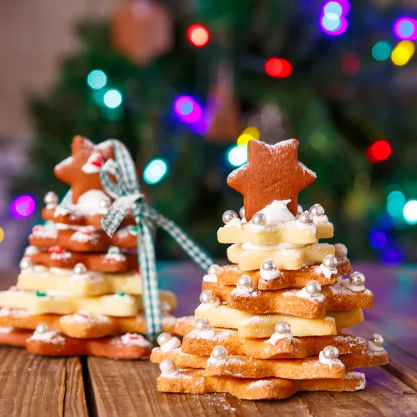 Árbol de jengibre de Navidad hecho en casa como regalo —  Fotos de Stock