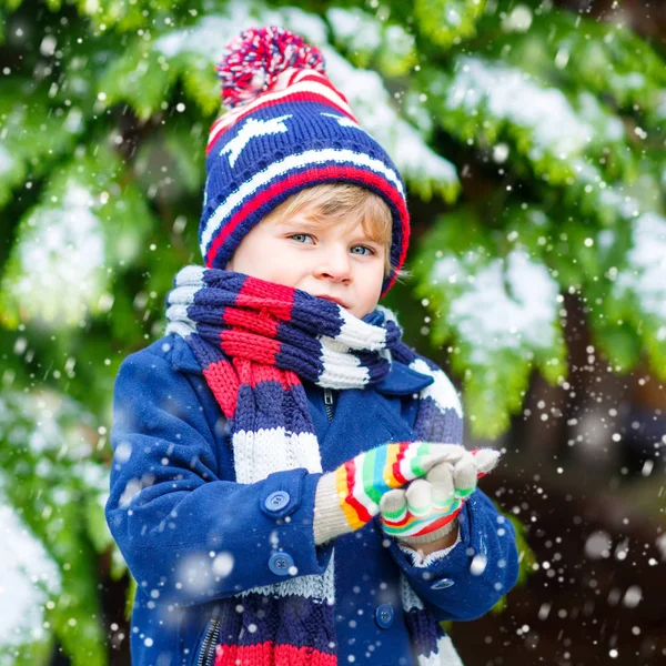 Glad pojke som har kul med snö på vintern — Stockfoto